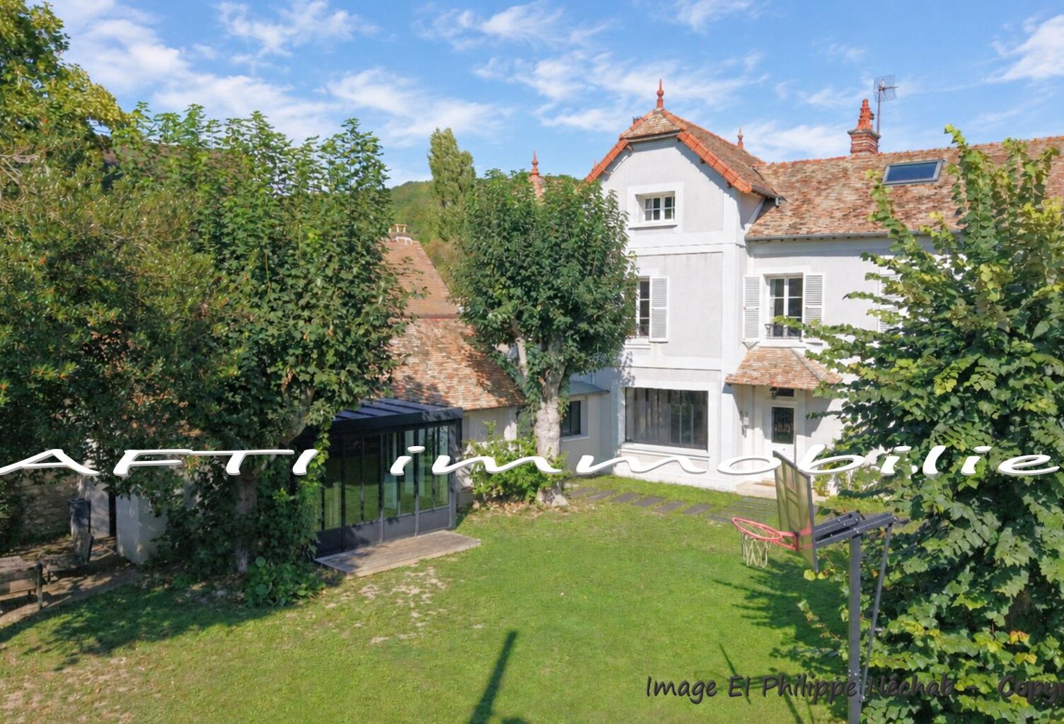 Maison de Maître avec 4 chambres / 191m2 sur 600m2 de terrain clos de hauts murs + dépendances — photo 1