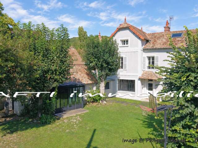 Maison de Maître avec 4 chambres / 191m2 sur 600m2 de terrain clos de hauts murs + dépendances — photo du bien