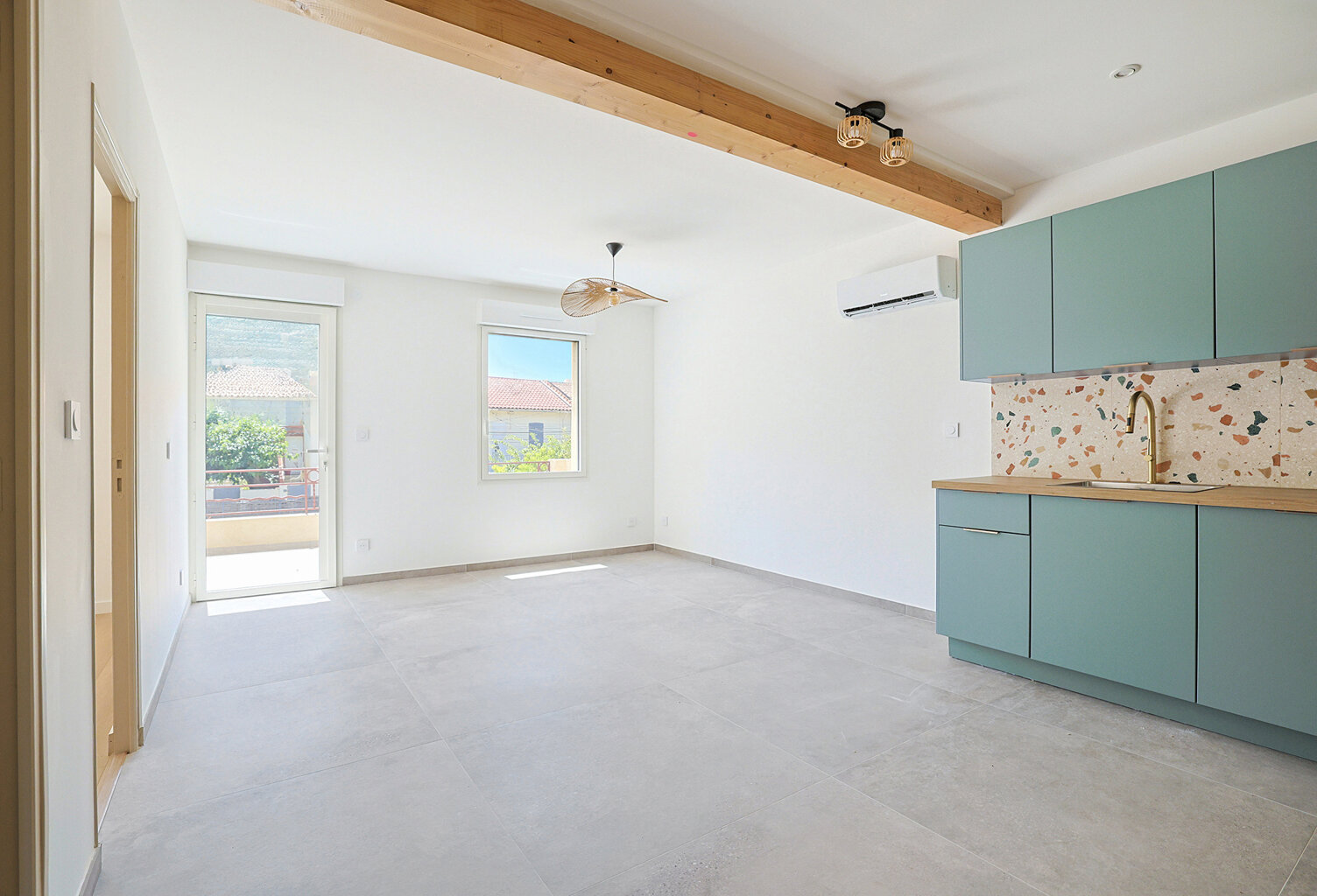 Duplex 4 pièces entièrement rénové avec terrasse, GARAGE ET PLACE DE STATIONNEMENT — photo 1