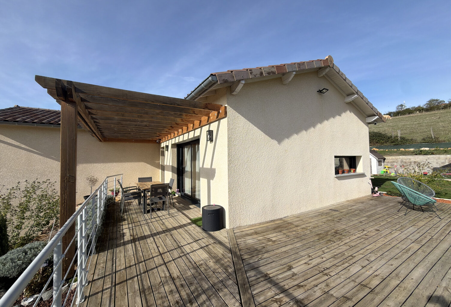 MAISON ELEVEE SUR DEMI SOUS-SOL AVEC TERRAIN ATTENANT — photo 1
