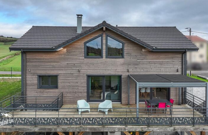 🏡 COUP DE CŒUR - MAISON À OSSATURE BOIS DE 2021 – PROCHE FRONTIÈRE BELGE ET LUXEMBOURGEOISE – 128 m² – 4 CHAMBRES – TERRAIN DE 5 628 m² – DPE A/A ! — photo 2