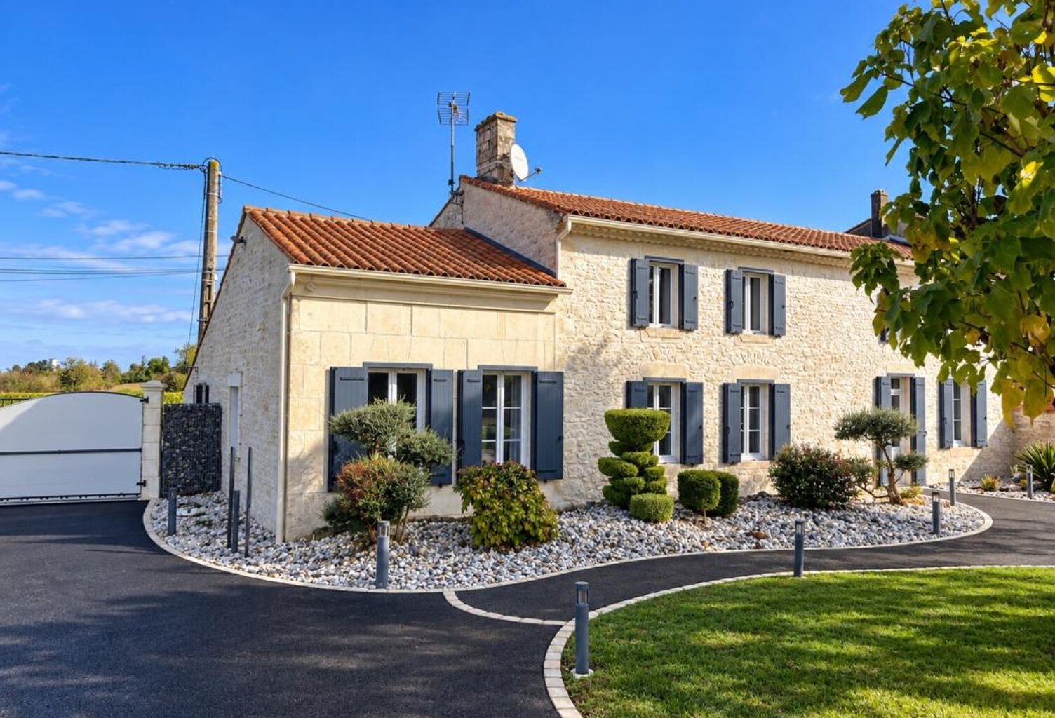 Maison à vendre Charmante maison en pierre de 176 avec dépendances et jardin paysager . AUTHON EBEON (17) — photo 1