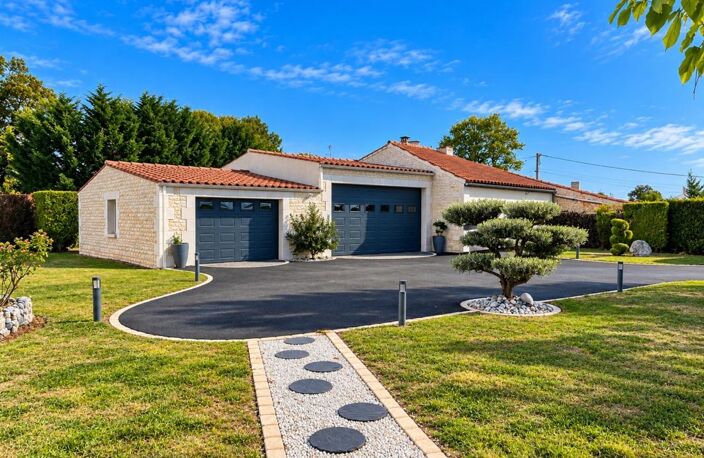 Maison à vendre Charmante maison en pierre de 176 avec dépendances et jardin paysager . AUTHON EBEON (17) — photo 2