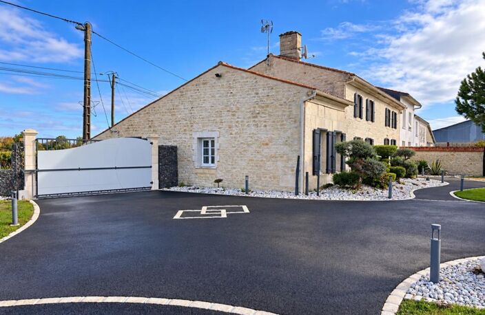 Maison à vendre Charmante maison en pierre de 176 avec dépendances et jardin paysager . AUTHON EBEON (17) — photo 3