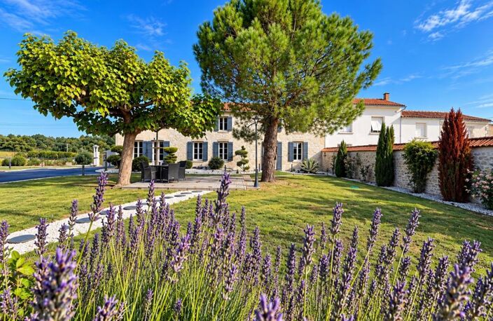 Maison à vendre Charmante maison en pierre de 176 avec dépendances et jardin paysager . AUTHON EBEON (17) — photo 4