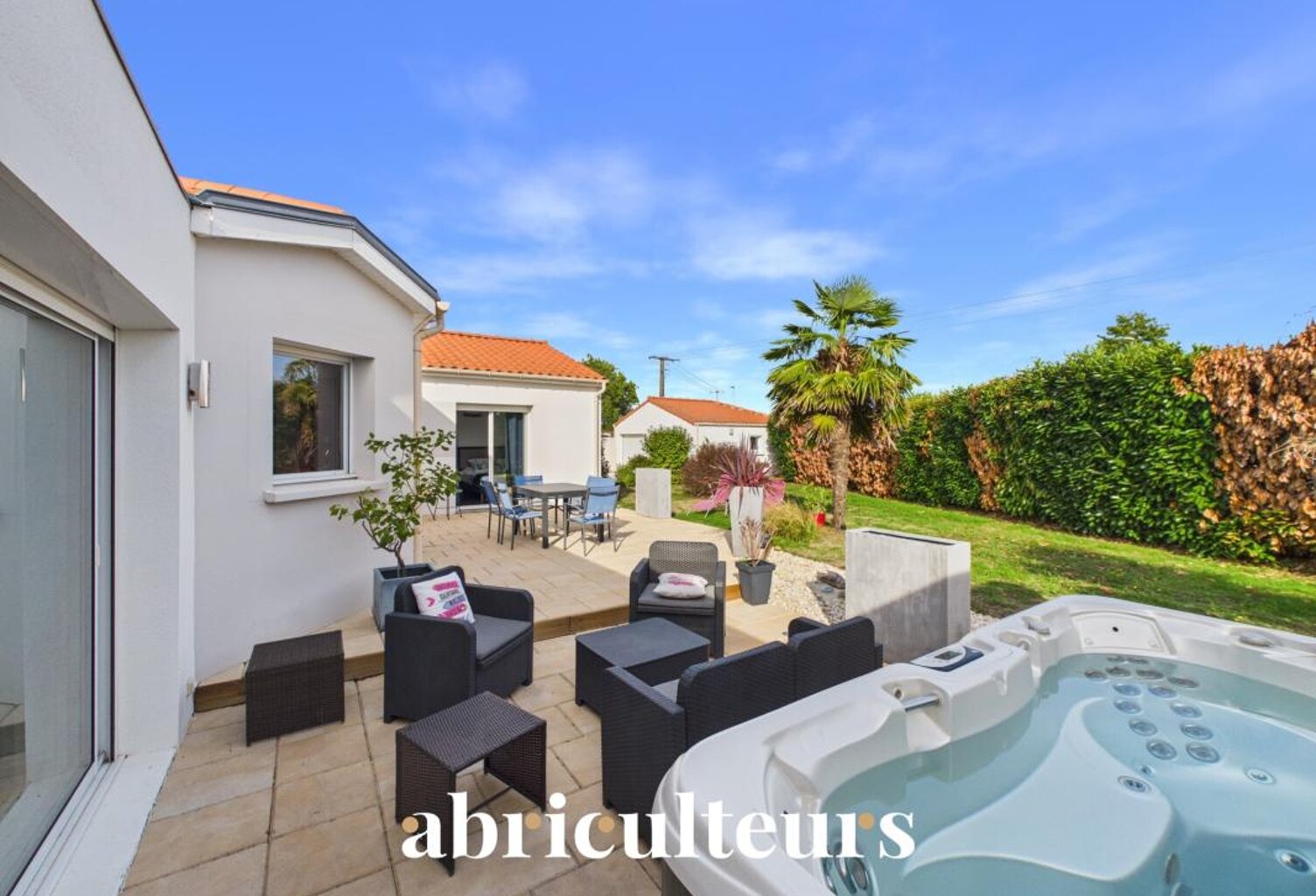 Belle maison contemporaine de plain pied  sur terrain de 1087 m2 en vente à Sainte-Pazanne (44680) — photo 1