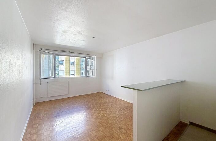 Foch / Saint Pothin vaste Studio de 32.39m² + cave — photo 2