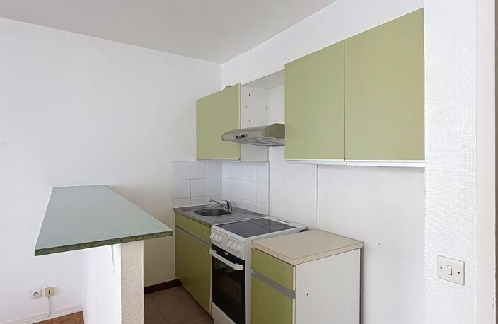 Foch / Saint Pothin vaste Studio de 32.39m² + cave — photo 4
