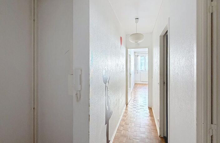 Foch / Saint Pothin vaste Studio de 32.39m² + cave — photo 5