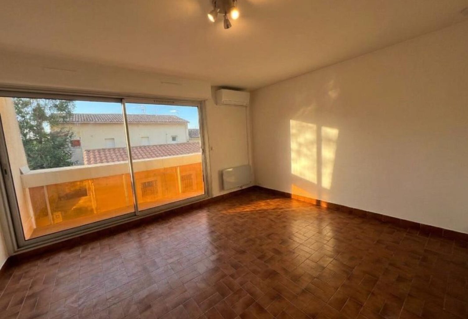 STUDIO à louer vide à l'année, refait à neuf climatisé — photo 1