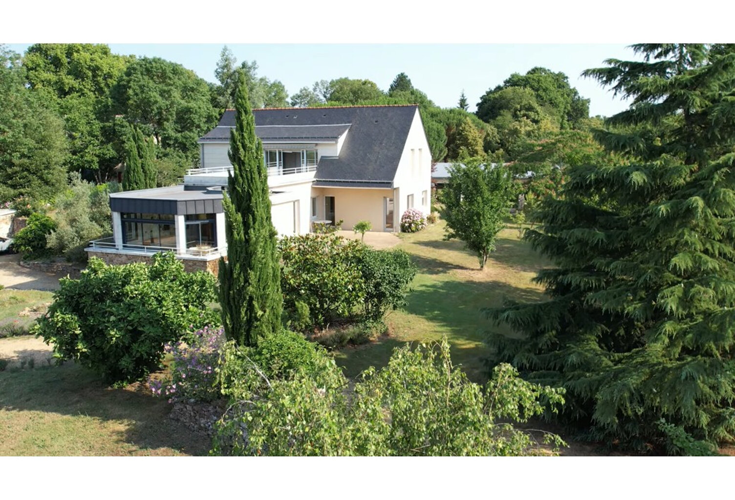Maison d'architecte La Chapelle Saint Laud 8 pièces 244 m2 — photo 1
