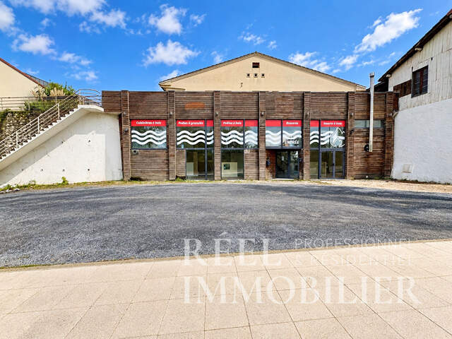 Local commercial lumineux avec parking privatif et un beau potentiel d'aménagement — photo du bien