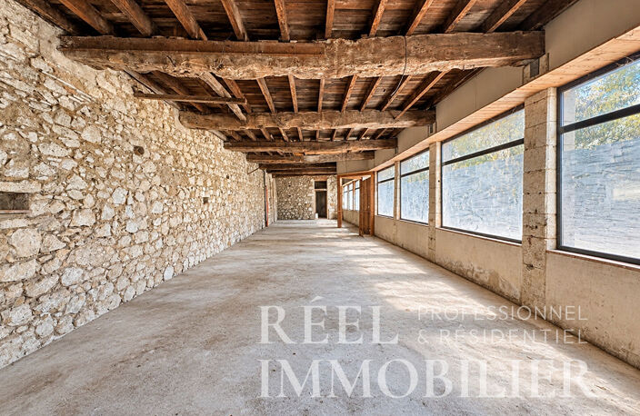 Local commercial de 165 m² aux multiples possibilités en haute ville — photo 4