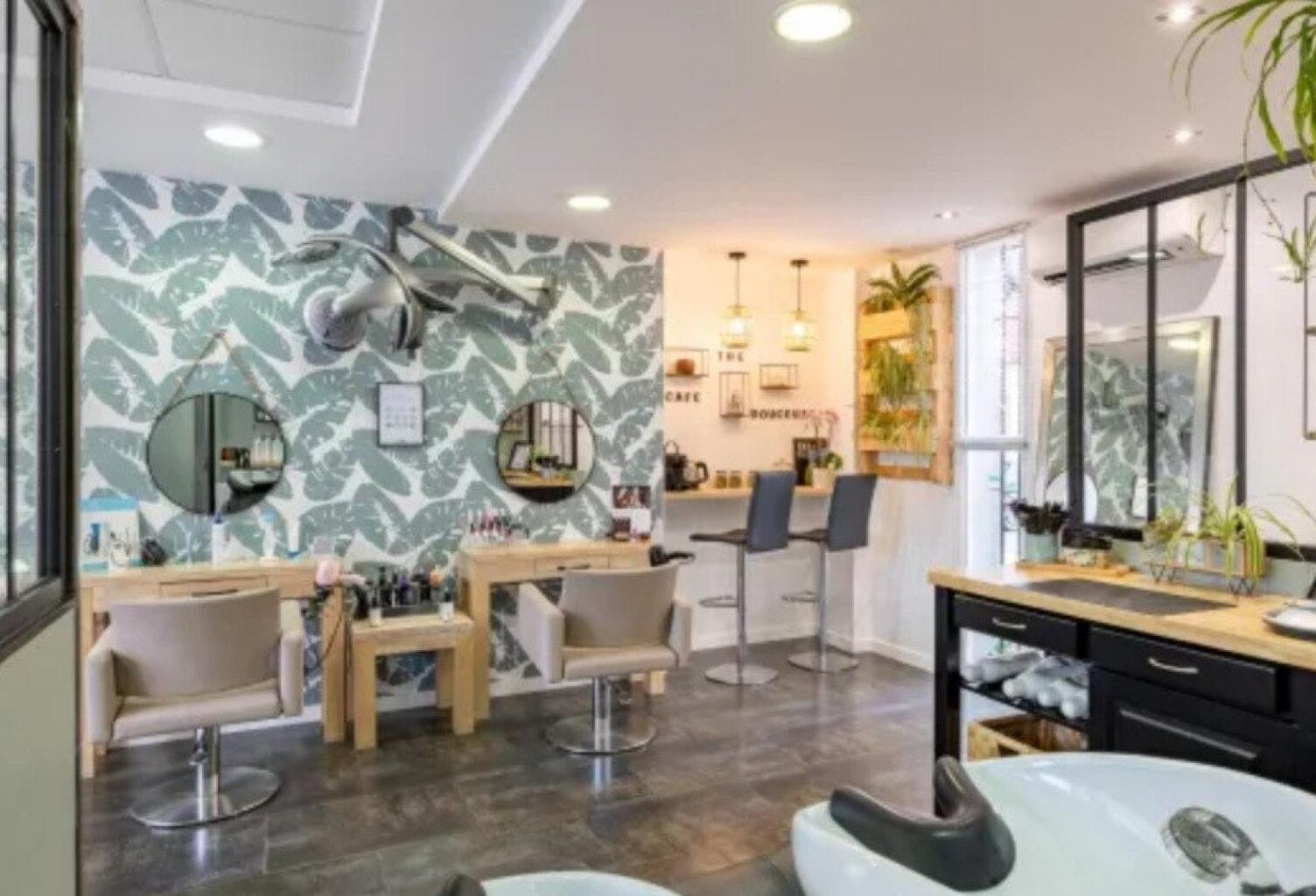 Salon de Coiffure, esthétique 72 m² — photo 1