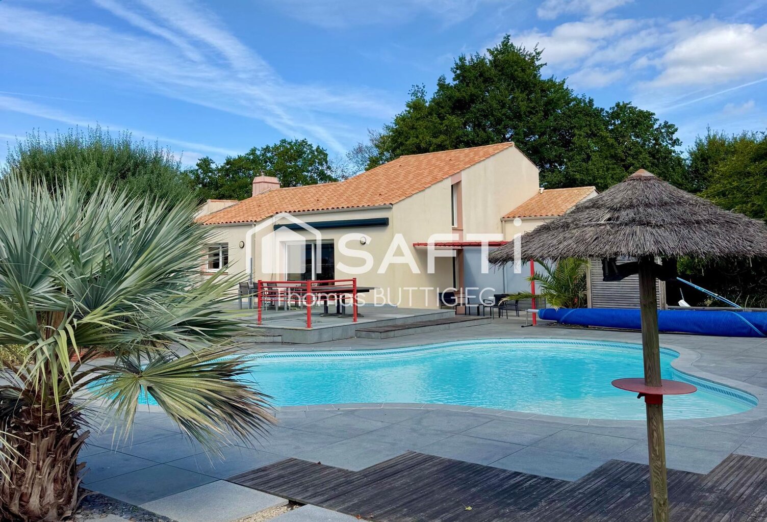 Belle propriété avec piscine, deux double-garages et carport. — photo 1