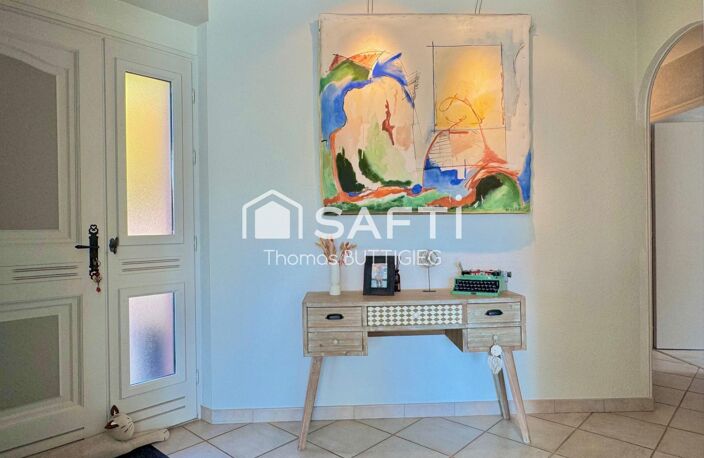 Belle propriété avec piscine, deux double-garages et carport. — photo 2