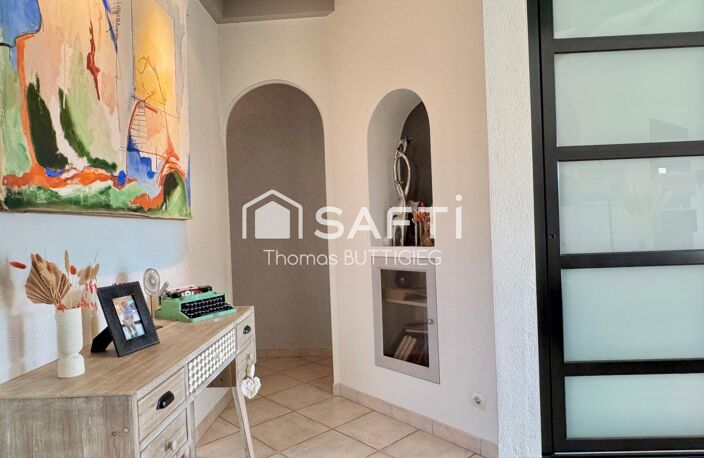 Belle propriété avec piscine, deux double-garages et carport. — photo 3