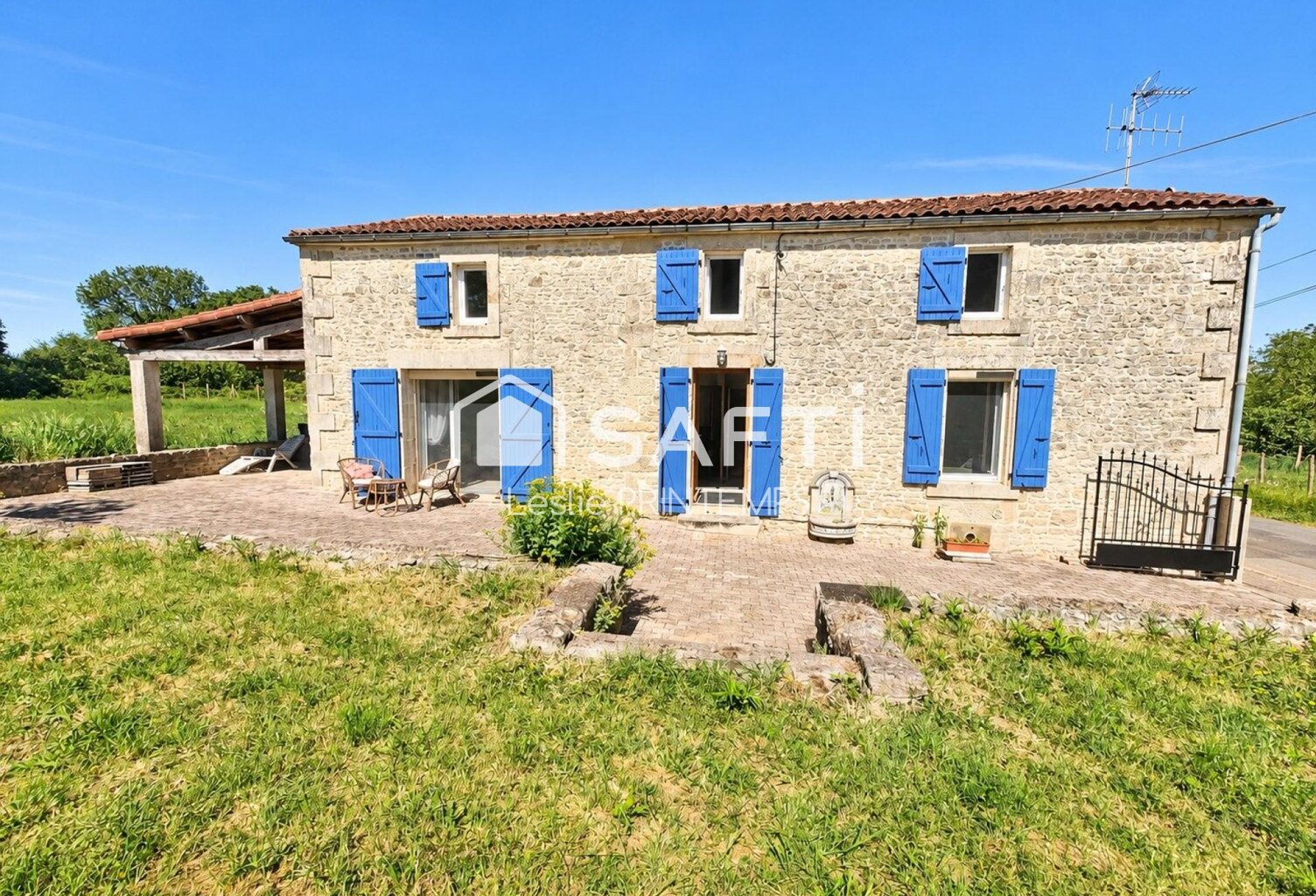 Maison en pierre 3 chambres et terrain de 5 685 m² — photo 1