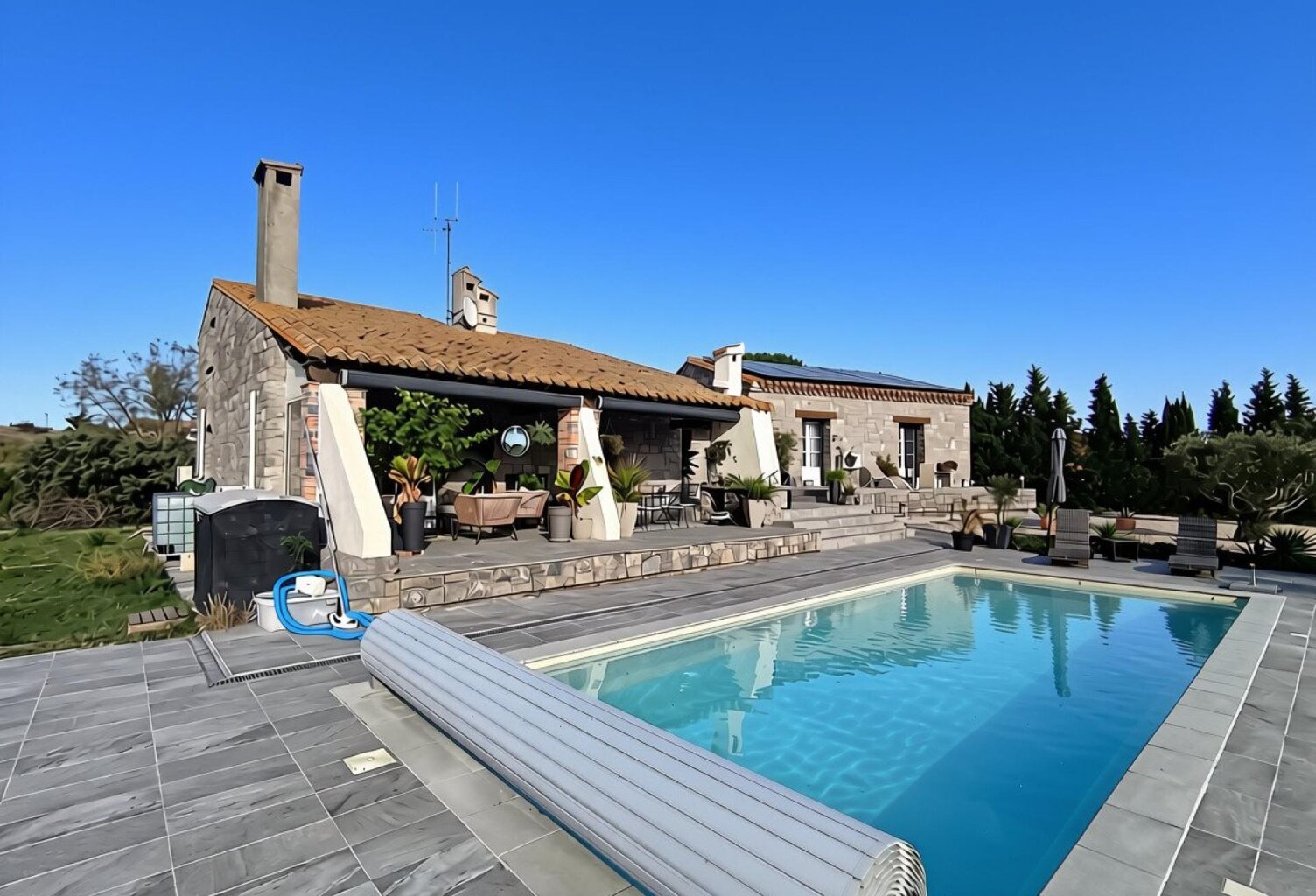 Belle propriétée de 172m² sur parcelle paysagée de 3378m² avec piscine — photo 1