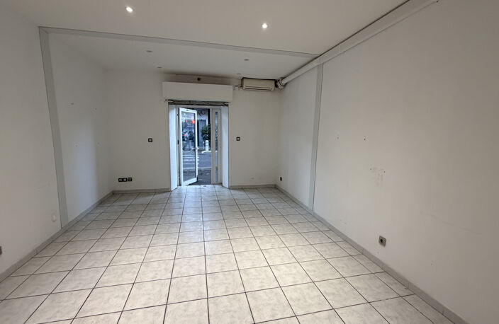 Local commercial 23,92m2 Luynes — photo 2