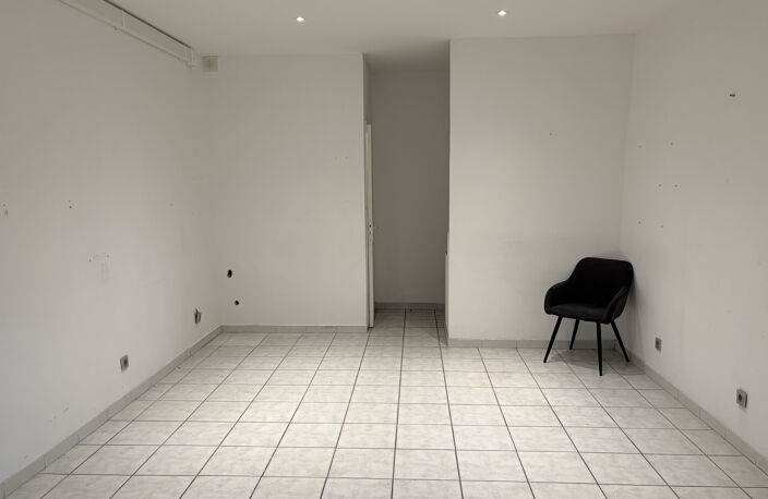 Local commercial 23,92m2 Luynes — photo 4