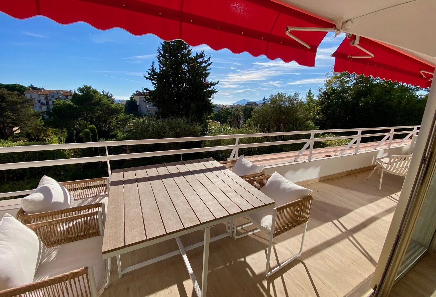 Cannes Montfleury – Appartement 3 pièces rénové avec terrasse, aperçu mer et garage — photo 1