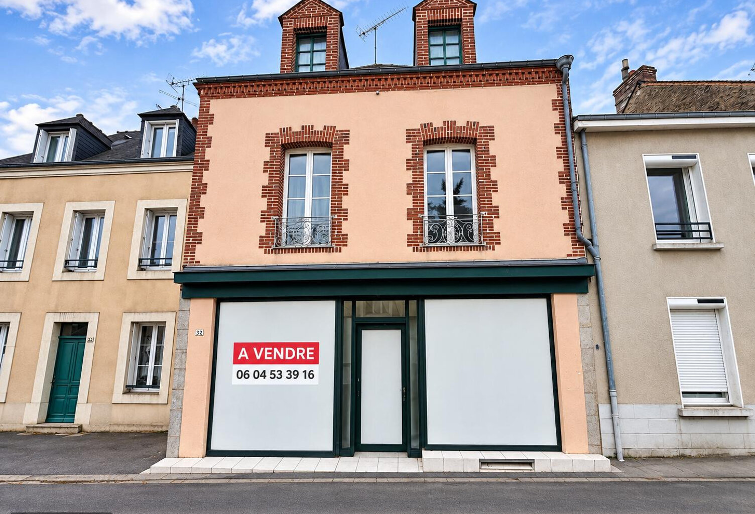 Immeuble de caractère avec commerce et habitation — photo 1