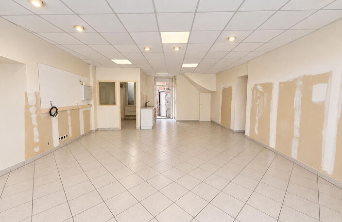 Immeuble de caractère avec commerce et habitation — photo 2