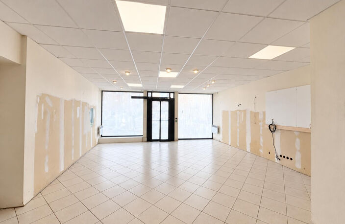 Immeuble de caractère avec commerce et habitation — photo 3