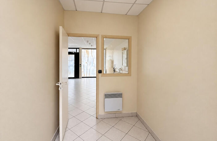 Immeuble de caractère avec commerce et habitation — photo 4
