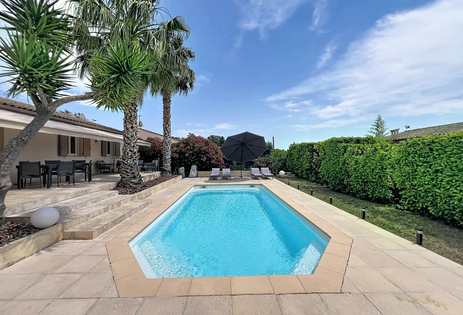 Vence - Sainte-Colombe : villa plain-pied, piscine et vue — photo 1