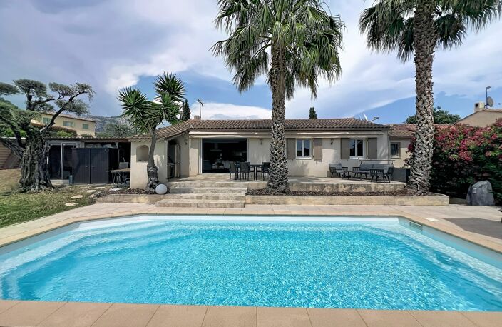 Vence - Sainte-Colombe : villa plain-pied, piscine et vue — photo 2