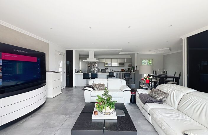 Vence - Sainte-Colombe : villa plain-pied, piscine et vue — photo 4