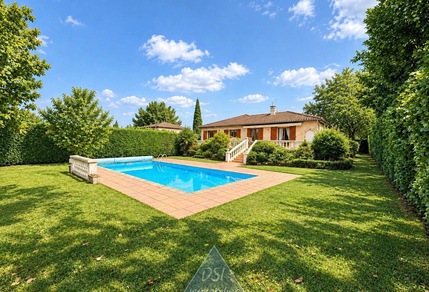 TRAMOYES – VILLA DE PLAIN-PIED – 107 m² HABITABLES – SOUS-SOL COMPLET DE 120 m² – TERRAIN DE 1 000 m² – PISCINE — photo 1