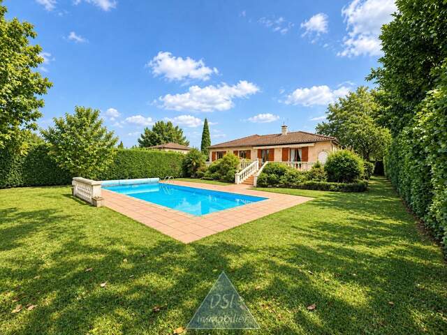 TRAMOYES – VILLA DE PLAIN-PIED – 107 m² HABITABLES – SOUS-SOL COMPLET DE 120 m² – TERRAIN DE 1 000 m² – PISCINE — photo du bien