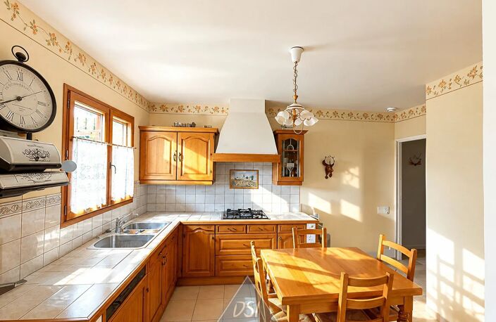 TRAMOYES – VILLA DE PLAIN-PIED – 107 m² HABITABLES – SOUS-SOL COMPLET DE 120 m² – TERRAIN DE 1 000 m² – PISCINE — photo 2