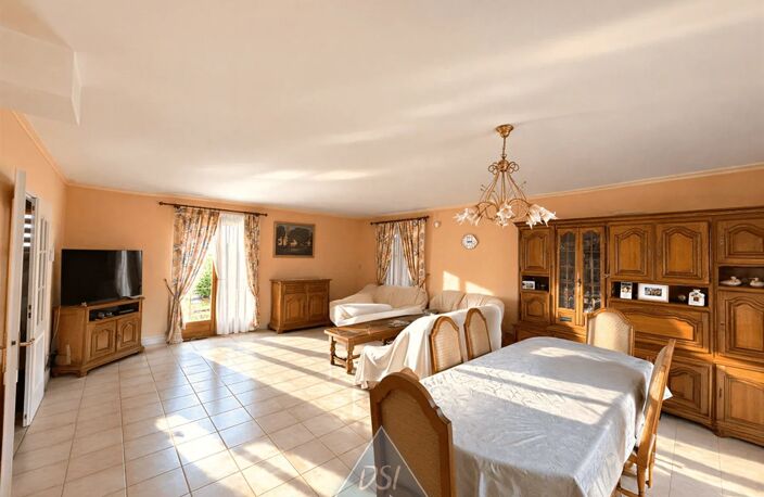 TRAMOYES – VILLA DE PLAIN-PIED – 107 m² HABITABLES – SOUS-SOL COMPLET DE 120 m² – TERRAIN DE 1 000 m² – PISCINE — photo 3