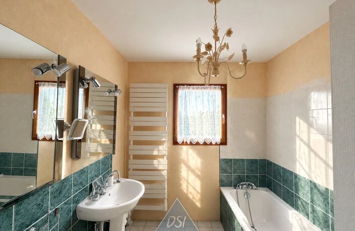 TRAMOYES – VILLA DE PLAIN-PIED – 107 m² HABITABLES – SOUS-SOL COMPLET DE 120 m² – TERRAIN DE 1 000 m² – PISCINE — photo 4