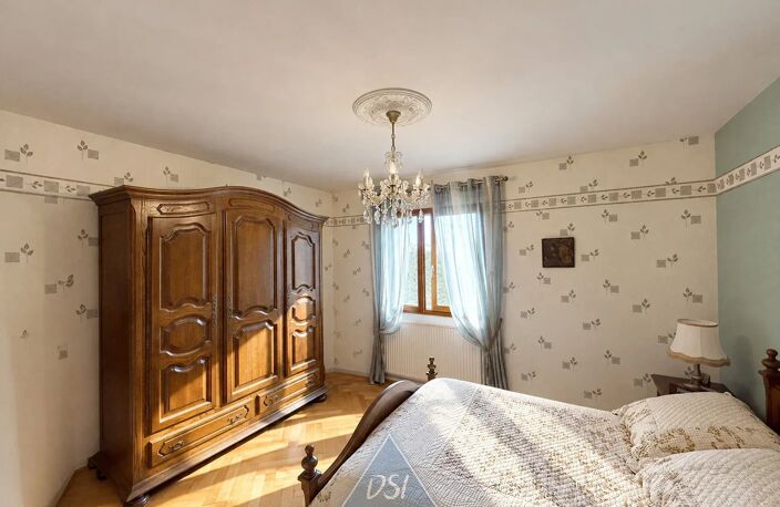 TRAMOYES – VILLA DE PLAIN-PIED – 107 m² HABITABLES – SOUS-SOL COMPLET DE 120 m² – TERRAIN DE 1 000 m² – PISCINE — photo 5