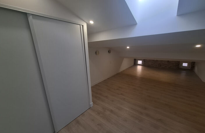 Appartement T2 entièrement rénové   dernier étage compris él — photo 5