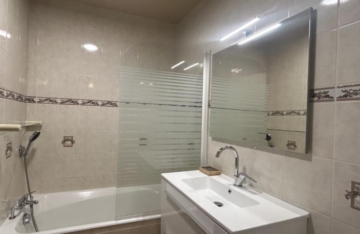 LOCATION LYON 69009 APPARTEMENT 4 PIECES 3 CHAMBRES LOGGIA CAVE PROCHE TRANSPORTS COMMERCES — photo 3