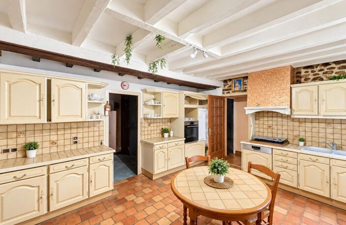 MAISON DE VILLAGE  5 CHAMBRES  GRAND TERRAIN DE 3 827 M² ET DÉPENDANCES / SECTEUR VAL DU MAINE / 53340 — photo 2