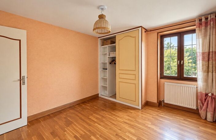 MAISON DE VILLAGE  5 CHAMBRES  GRAND TERRAIN DE 3 827 M² ET DÉPENDANCES / SECTEUR VAL DU MAINE / 53340 — photo 3