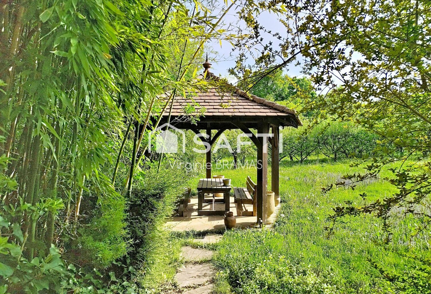 Maison avec sous-sol complet et grand terrain arboré — photo 1