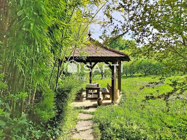 Maison avec sous-sol complet et grand terrain arboré — photo du bien