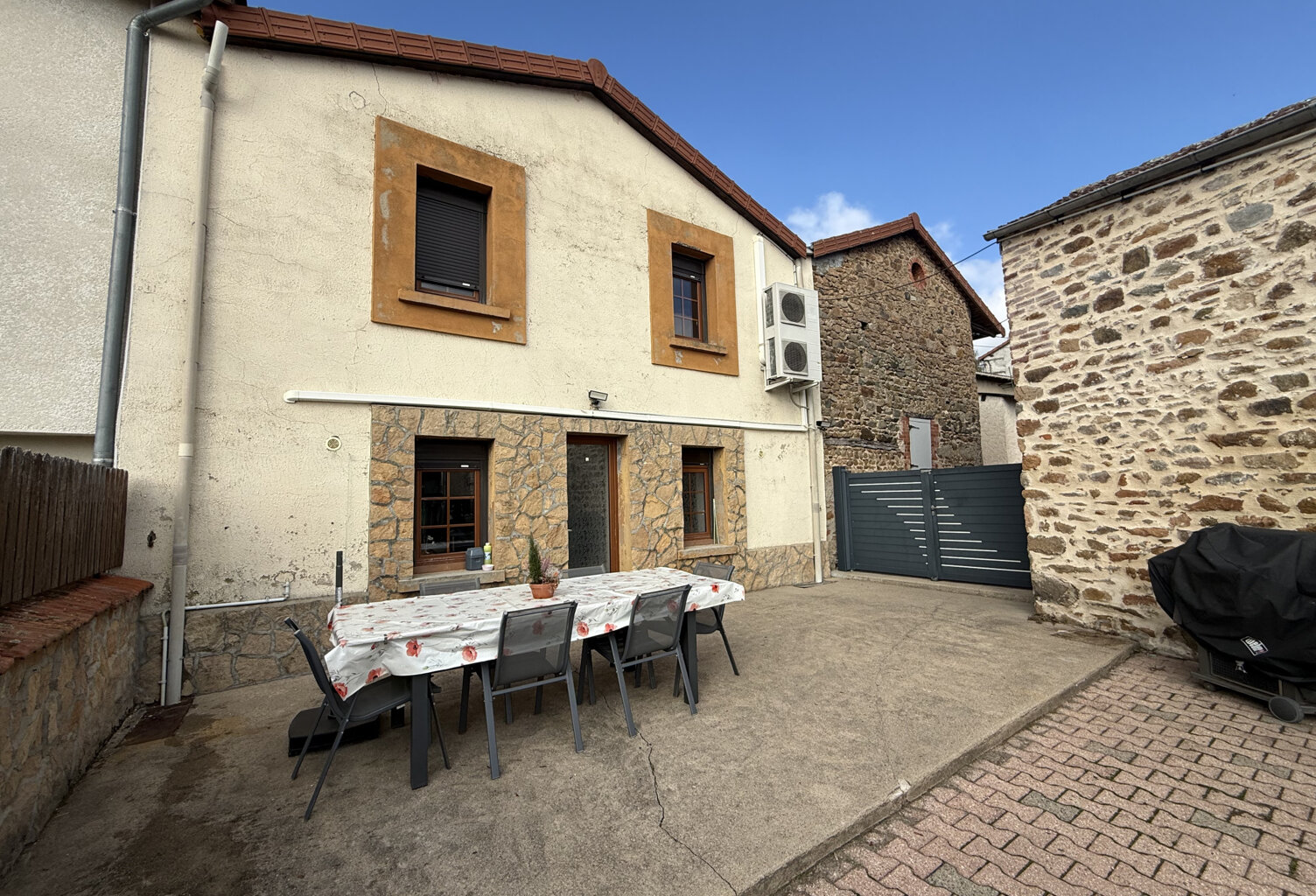 MAISON DE VILLAGE - 5 PIÈCES - LAY — photo 1