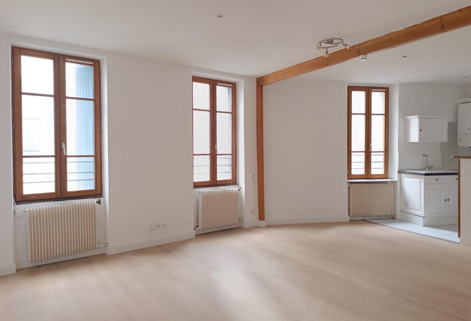T2 bis de 76 m² offrant de beaux volumes — photo 1