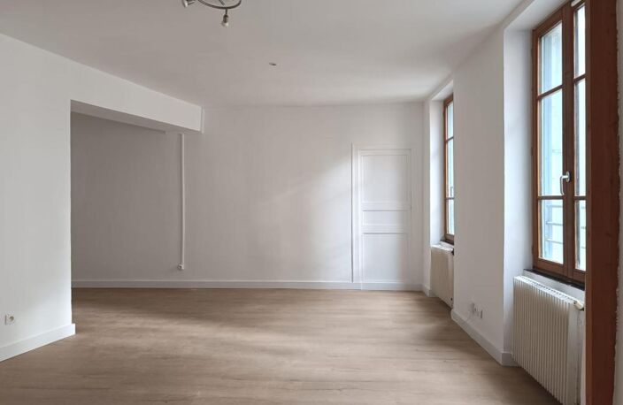 T2 bis de 76 m² offrant de beaux volumes — photo 2