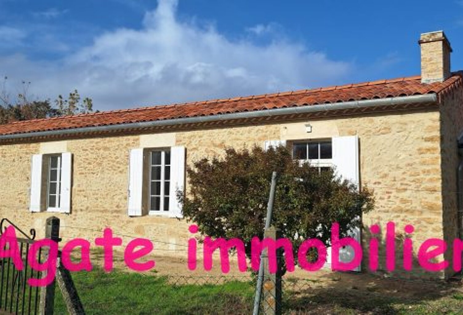 MAISON EN PIERRE ENTIEREMENT RENOVEE A ST SYMPHORIEN — photo 1