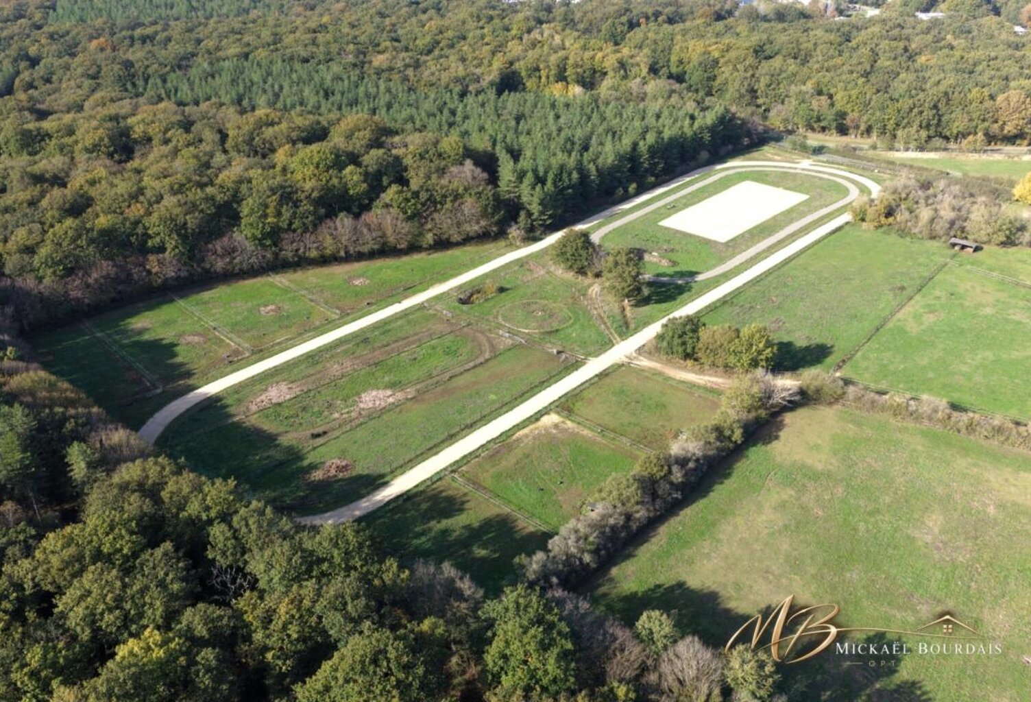 PRÉCIGNÉ (72) – DOMAINE ÉQUESTRE PROFESSIONNEL – ENVIRON 4,5 HECTARES — photo 1